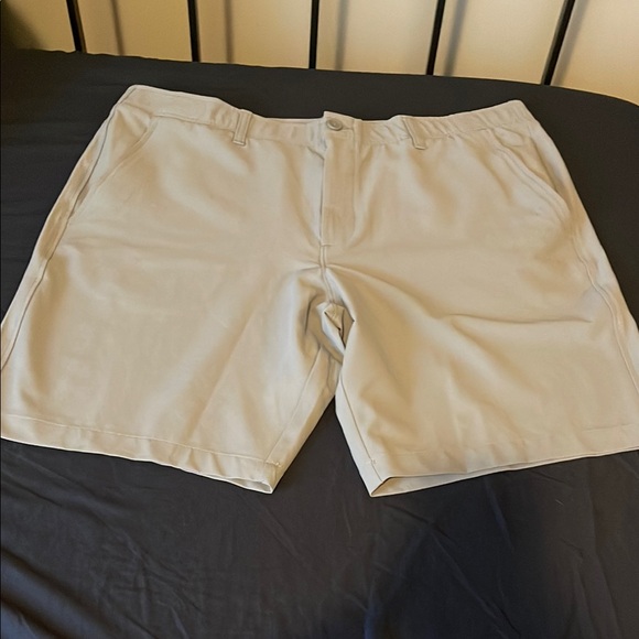 Men's Classic Gray Shorts UnderArmour NWT - Picture 1 of 4